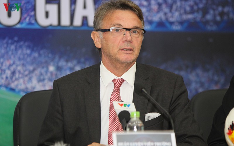 HLV Philippe Troussier dẫn dắt U19 Việt Nam thay HLV Hoàng Anh Tuấn.