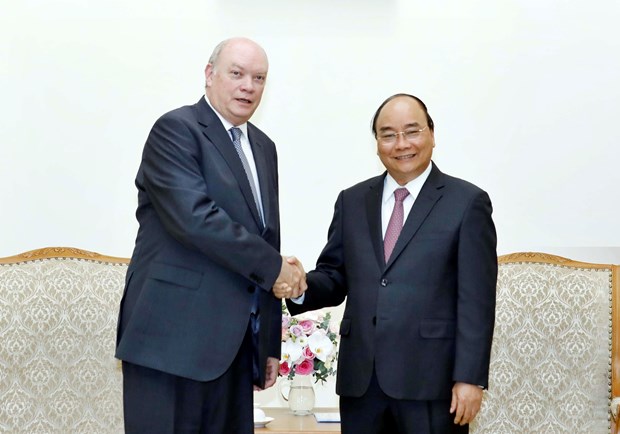 Prime Minister Nguyen Xuan Phuc (R) receives Cuban Minister of Foreign Trade and Foreign Investment Rodrigo Malmierca Diaz in Hanoi on September 10 (Photo: VNA)