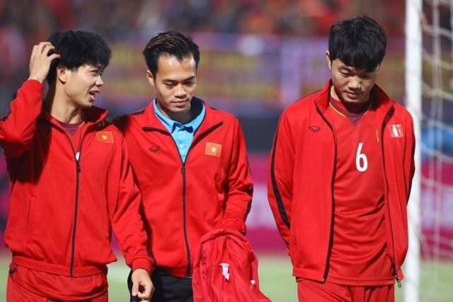 (From left to right) Vietnamese players Nguyễn Công Phượng, Nguyễn Văn Toàn and Lương Xuân Trường are watched by Bangkok United's scout. — Photo ghienbongda.vn Read more at http://vietnamnews.vn/sports/535211/bangkok-united-want-three-vietnamese-internationals.html#gBMmJxjkxHfMzmYO.99