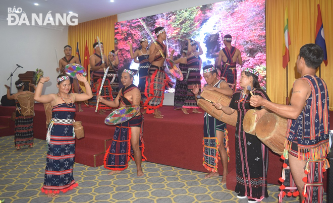Điệu múa Tung tung ya yá truyền thống của đồng bào dân tộc Cơ-tu trình diễn tại hội thảo.