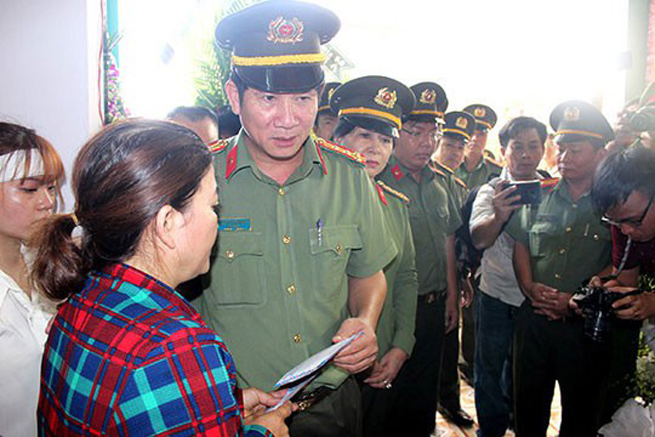 Trong các chuỗi sai phạm của ban giám đốc Công an Đồng Nai còn liên quan đến vụ cảnh sát nổ súng chết người ở huyện Cẩm Mỹ. Tại Kỳ họp thứ 37, Uỷ ban Kiểm tra Trung ương xác định, Ban Thường vụ Đảng ủy Công an tỉnh Đồng Nai đã thiếu trách nhiệm, buông lỏng lãnh đạo, chỉ đạo, thiếu kiểm tra, giám sát, để xảy ra nhiều vi phạm, khuyết điểm trong công tác quản lý, sử dụng vũ khí, đất đai, tài chính, tài sản và công tác cán bộ; để nhiều cán bộ bị xử lý hình sự. Trong ảnh: Giám đốc Công an tỉnh Đồng Nai Huỳnh Tiến Mạnh trong một hoạt động của ngành. (Ảnh: Báo Đồng Nai)