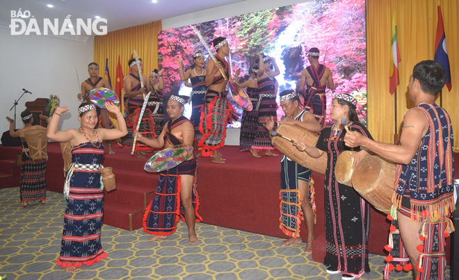 Co Tu ethnic minority group’s traditional dance being performed at the event 