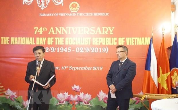 Vietnamese Ambassador Ho Minh Tuan (L) speaks at the grand ceremony to mark 74th anniversary of Vietnam’s National Day. (Photo: VNA)