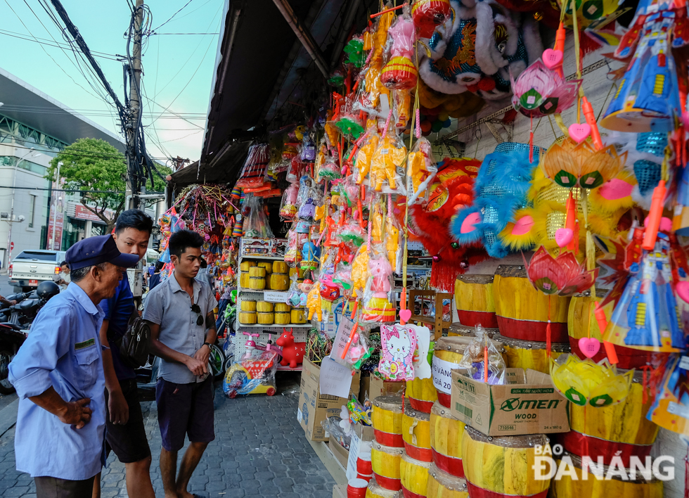 Since mid-August, souvenir and toys shops on Ngo Gia Tu, Hung Vuong, Phan Chau Trinh, Trung Nu Vuong and Hoang Dieu streets have become more vibrant and have been lit up by the colours of Mid-autumn toys.