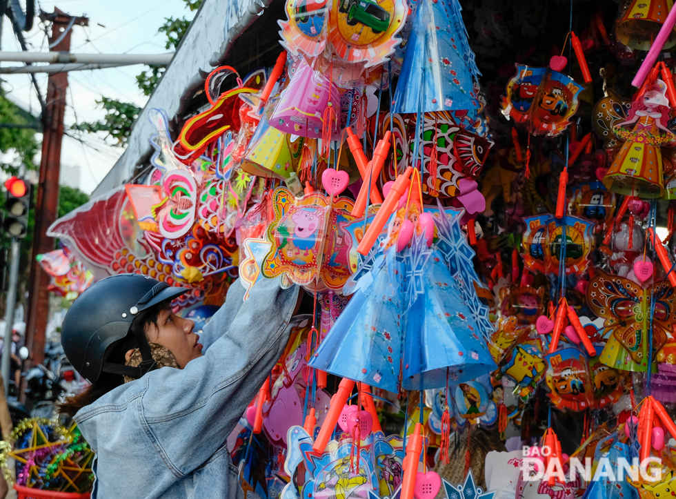 In particular, the traditional paper and battery operated lanterns, which are printed with the images of cute cartoon characters, are attracting a great deal of attention from local children.