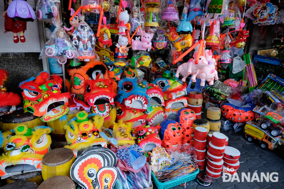 In addition, such traditional toys as drums, paper hand fans, and handmade lion heads and Ong Dia face masks are on sale at local toys shops.