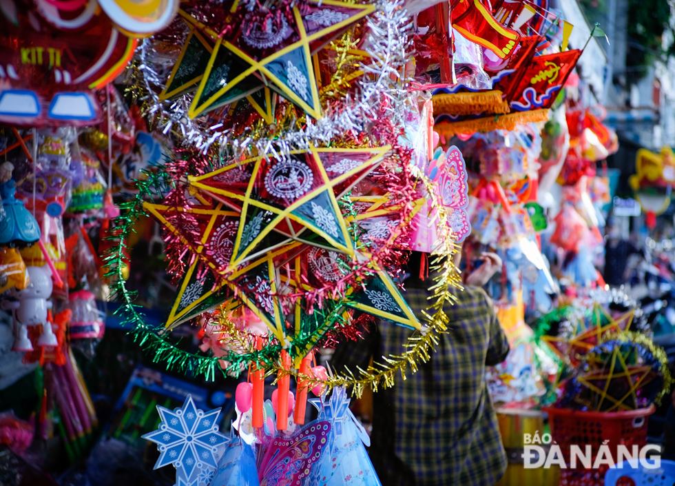 The prices of all kinds of star-shaped lanterns hover at 15,000 VND - 50,000 VND per piece. 