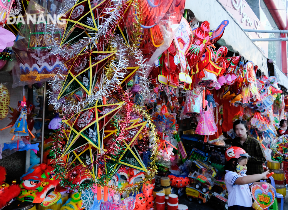 Amongst the colourful and modern toys, traditional toys still attract a great deal of attention from local children