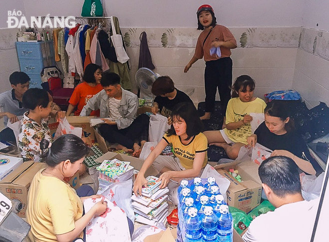 Members of the History-Culture Club of the city’s University of Education preparing gifts for poor children in Tan Hoi Village