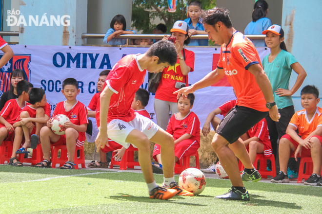 Under the guidance of JICA volunteers and club members, the children learned how to control the ball skillfully and basically.