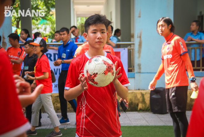 Besides, they participated in some basic football training exercises, including shooting, passing and moving the ball.