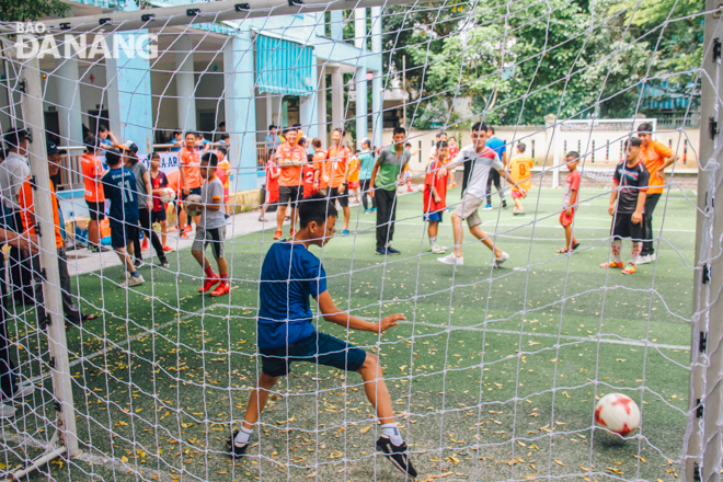 The children scored like real footballers.