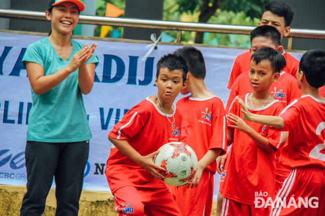 Mr Akimoto, leader of the Omiya Ardija Football Club, said he and his club members would visit and teach the children to play football again if they got the chance to come back Da Nang.