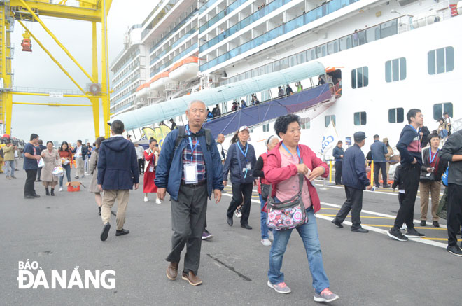 Ngay sau khi xuống tàu, khách sẽ đi tham quan các khu điểm du lịch của thành phố.
