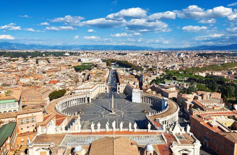 Quảng trường St. Peter, Vatican, nằm ở dưới chân Thành đường St Peter. Nằm ở trung tâm quảng trường là một cột tháp cổ, được mang từ Ai Cập tới năm 1586.