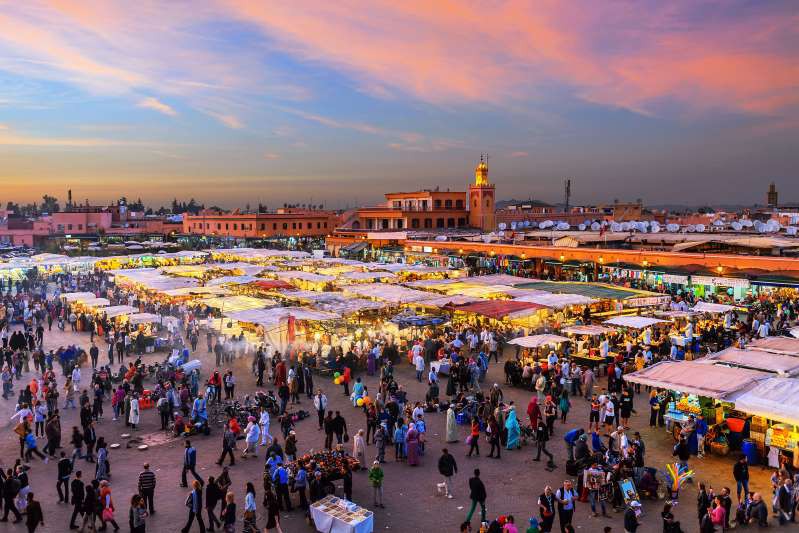 Quảng trường Djemaa el Fna, Marrakech, Ma Rốc. Nơi đây có các quầy hàng bán hoa quả và nước uống. Ban đêm, Djemaa el Fna trở nên sống động với các buổi biểu diễn nhạc cụ, ảo thuật và khiêu vũ.