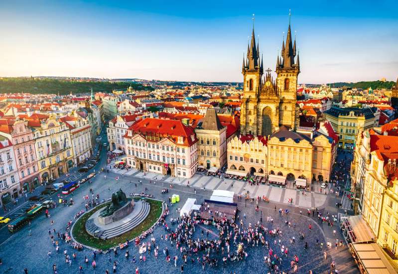 Quảng trường Old Town, Praha, CH Séc. Quảng trường này là nơi hút khách nhất Praha với nhà thờ Gothic, tháp đồng hồ cổ, các quán bar, nhà hàng nằm san sát nhau. Quảng trường Old Town cũng là nơi tổ chức hội chợ Giáng sinh hàng năm.