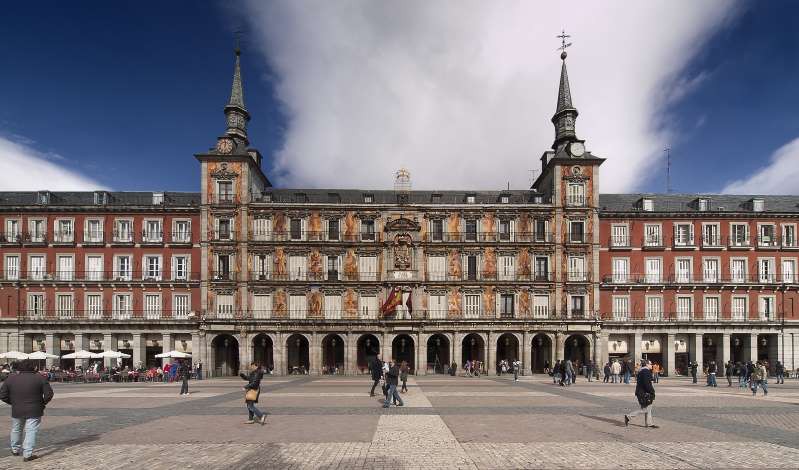 Quảng trường Plaza Mayor, Madrid, Tây Ban Nha. Quảng trường chính của Madrid được bao quanh bởi các tòa nhà công ở 3 cạnh và cạnh thứ 4 là thánh đường di San Marco. Quảng trường có bức tượng đồng Nhà vua Philip đệ tam nổi tiếng.