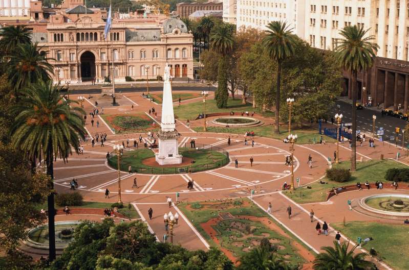 Quảng trưởng Plaza de Mayo, Buenos Aires, Argentina. Nơi đây có tòa nhà lịch sử với Bảo tàng Quốc gia, Văn phòng Tổng thống Argentina và Nhà thờ chính của thành phố. Ở trung tâm quảng trưởng là Pirámide de Mayo, một tháp cổ được xây dựng nhằm đánh dấu lễ kỷ niệm đầu tiên Argentina độc lập khỏi Tây Ban Nha.