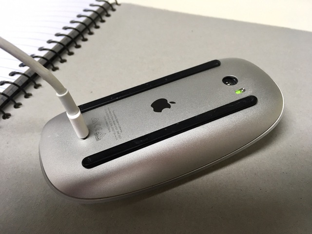 Chuột Magic Mouse 2 với kiểu thiết kế thiếu tinh tế khi không thể vừa sạc pin vừa sử dụng