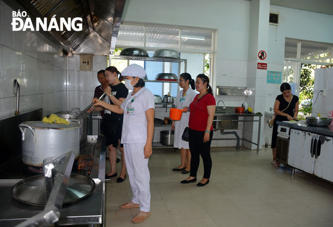 Cán bộ, nhân viên Khoa Dinh dưỡng - Tiết chế phối hợp với nhà hảo tâm nấu bữa ăn từ thiện cho người bệnh bảo đảm vệ sinh an toàn thực phẩm.