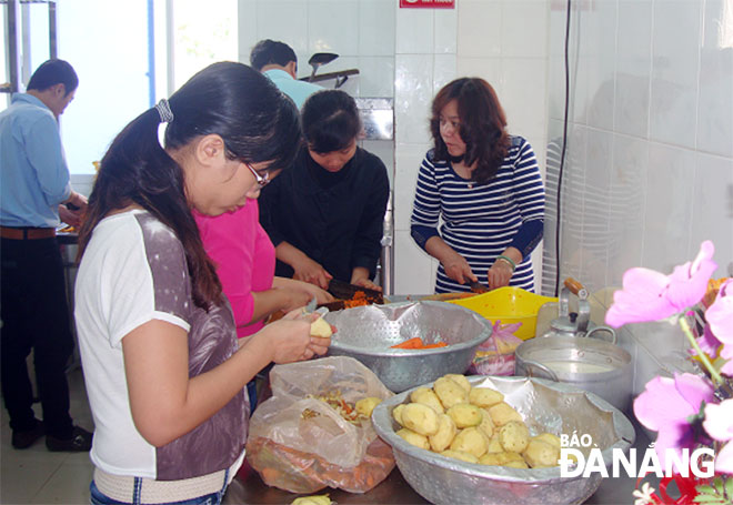 Tại khu vực sơ chế luôn có những tình nguyện viên chuẩn bị thực phẩm cho các bữa ăn.
