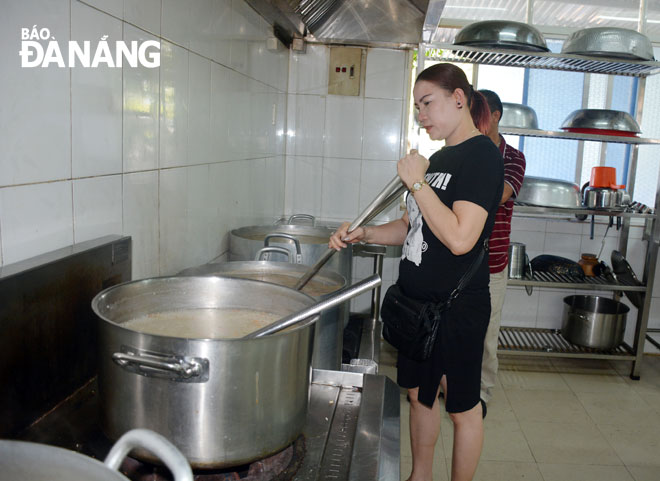 Các nhà hảo tâm nấu cháo cho bệnh nhân tại Bếp ăn Từ thiện của Bệnh viện Ung bướu Đà Nẵng).
