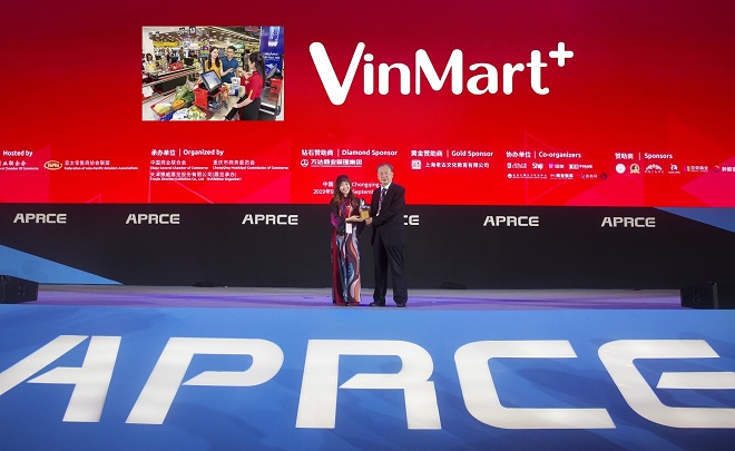 Đại diện công ty Vincommerce (VinMart & VinMart+) nhận kỷ niệm chương “Nhà Bán lẻ xanh” của FAPRA 2019.