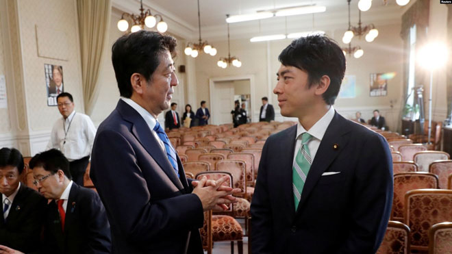 Thủ tướng Shinzo Abe (trái) và tân Bộ trưởng Môi trường Shinjiro Koizumi, người trẻ nhất trong nội các mới. Ảnh: Reuters
