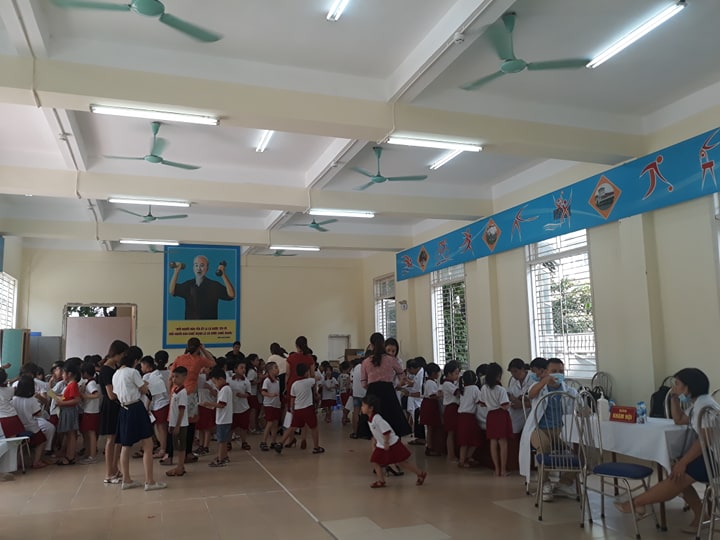 Tại trường Tiểu học Hạ Đình, rất đông các em học sinh cũng xếp hàng khám bệnh.