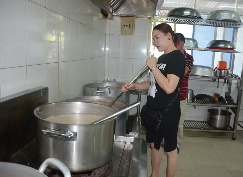 A female philanthropist cooking rice soup at the hospital’s charity kitchen