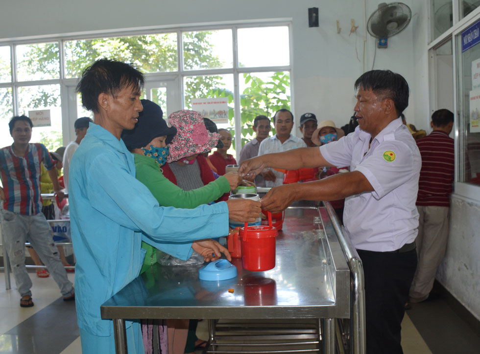 Patients receiving free meals at the charity kitchen