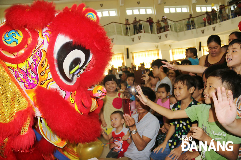 Child patients at the city’s Maternity and Paediatrics Hospital were being treated to exciting lion dance performances