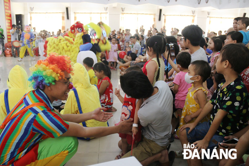 In addition to lion dance performances, the children enjoyed fascinating performances with balloons by clowns.