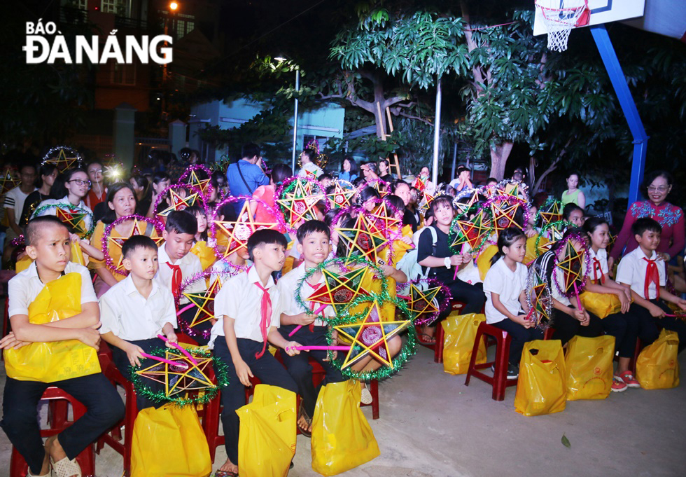 Thanks to the active support from the community, all children across the city enjoyed a joyful and festive atmosphere of the Mid-autumn Festival