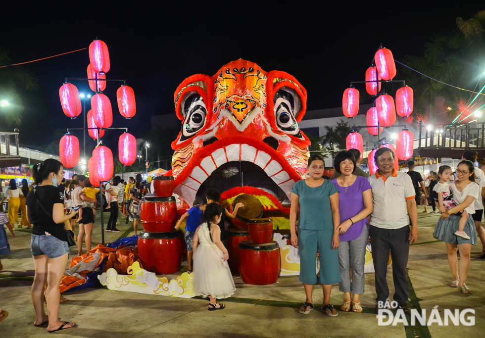 Entertainment areas and other public areas across Da Nang were crowded with people