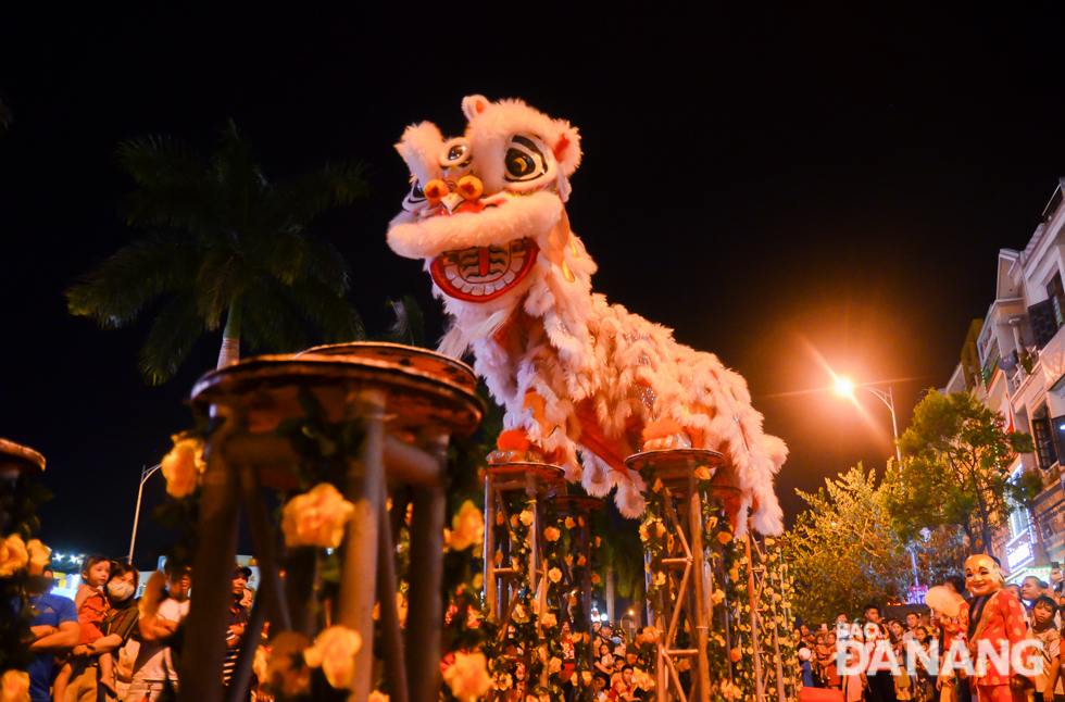 Lion dance performances on high poles were very attractive to people