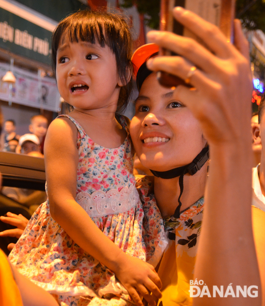 A little girl being surprised at the festive atmosphere of the Mid-autumn Festival 