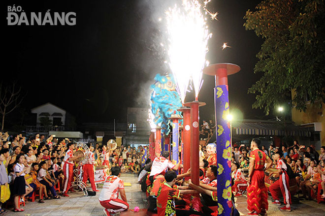 Trẻ em ở phường Hòa Hiệp Bắc (quận Liên Chiểu) hào hứng với những màn múa lân đẹp mắt do Đoàn khối Các cơ quan tổ chức.      	               Ảnh: T.TÌNH