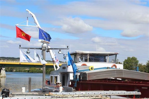 Tàu mang cờ Việt Nam và EU tại cảng Gron, tỉnh Yonne, Pháp trong ngày khai trương tuyến vận tải mới. (Ảnh : Linh Hương/TTXVN)
