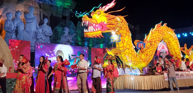 Năm nay, có 60 mô hình đèn Trung thu của các tổ dân phố tham gia lễ hội.