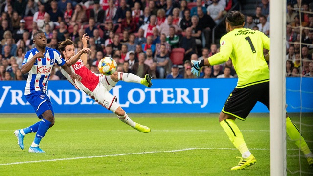 Ajax thể hiện đẳng cấp cao hơn hẳn Heerenveen trong chiến thắng 4-1.