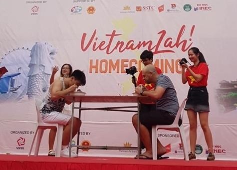 A 'Pho' eating contest at the fair (Photo: Vietnamese Community in JCU Singapore Facebook)