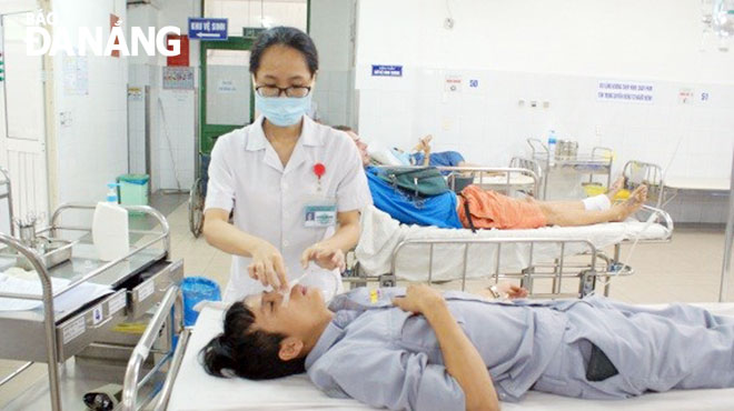 Việc thực hiện tốt QCDC tại Bệnh viện Đà Nẵng đã nâng cao chất lượng khám chữa bệnh. TRONG ẢNH: Điều dưỡng đặt sone dạ dày, theo dõi vấn đề bụng ngoại khoa cho bệnh nhân vào cấp cứu tại Bệnh viện Đà Nẵng.