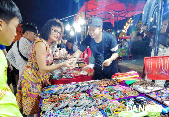 International visitor at the Son Tra Night Market 