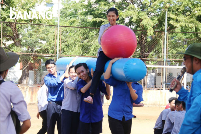 Thanh niên tôn giáo hào hứng với các trò chơi tập thể tại ngày hội.