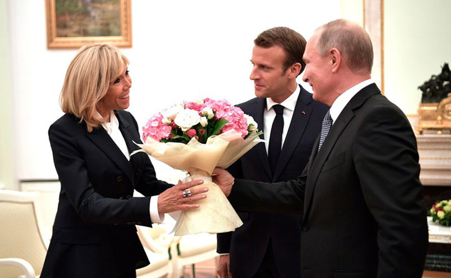 Tổng thống Putin tặng hoa cho Đệ nhất phu nhân của Tổng thống Pháp Macron.