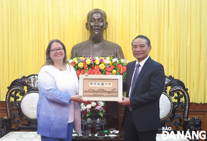 Secretary Nghia (right) and newly-appointed US Consul General in Ho Chi Minh City Marie C.Damour