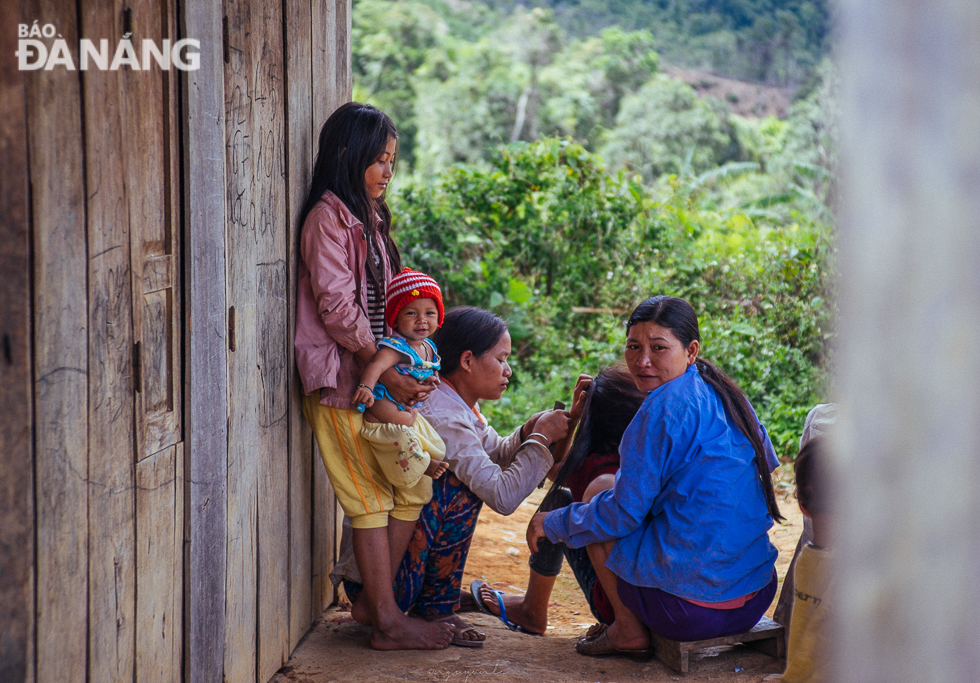 Những đứa trẻ lớn lên được chính quyền địa phương tạo điều kiện đi học nhưng điểm trường rất xa nhà. Hầu hết các em đang theo học ở Trường Phổ thông Dân tộc bán trú Tiểu học và Trung học cơ sở của xã Phước Lộc. Ảnh: NGUYỄN LỄ