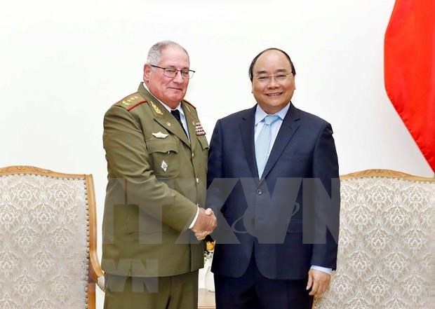 Prime Minister Nguyen Xuan Phuc (right) receives Sen. Lt. Gen. Alvaro Lopez Miera, Chief of the General Staff and First Deputy Minister of the Ministry of the Revolutionary Armed Forces (MINFAR) of Cuba in Hanoi on September 16. (Photo: VNA)